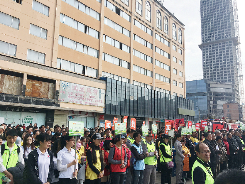 2017年3月5日，是我國第54個(gè)學(xué)雷鋒紀(jì)念日。3月份的春天萬物復(fù)蘇，百花齊放。陽光透過淡薄的云層照耀著大地，它的萬道金光愉快地普照著萬物。春風(fēng)拂面,是那么清柔,那么親切,就像是雷鋒的精神一直溫暖著、鼓舞著我們!